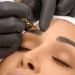 Microblading dans un centre d'esthétique  