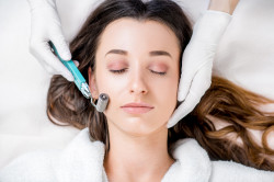 Soin du visage avec microneedling   